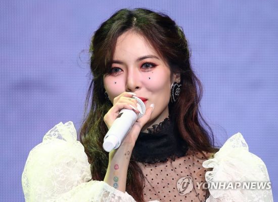 현아, 건강상 이유로 컴백 연기…"충분한 치료와 안정 필요" 