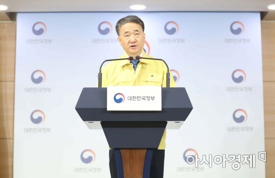 박능후 보건복지부 장관이 26일 서울 종로구 정부서울청사 브리핑룸에서 의사협회의 집단휴진과 관련해 긴급 정부대응 담화문을 발표하고 있다. /문호남 기자 munonam@