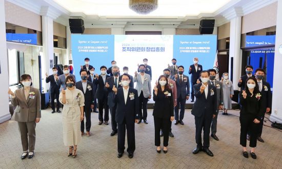 지난 3일 서울 중구 한국프레스센터에서 열린 ‘2024 강원동계청소년올림픽대회 조직위원회 창립총회’에서 대회 조직위원장에 선임된 신창재 교보생명 회장(앞줄 왼쪽 세번째)을 비롯한 조직위원들이 기념사진을 촬영하고 있다.