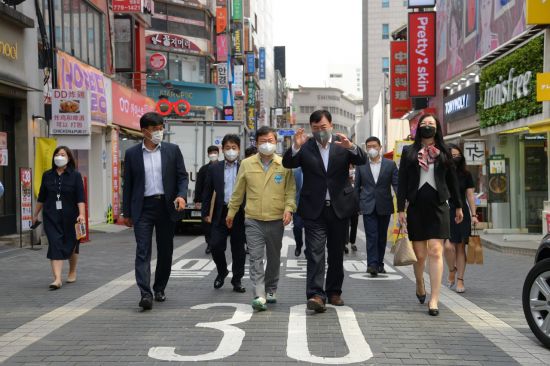 [포토]서양호 서울 중구청장, 주한중국대사와 명동 상인 격려 