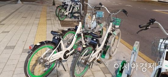 공유자전거 따릉이 보관소에 한 시민이 이용을 마친 따릉이를 다른 따릉이 사이에 구기듯 밀어놓은 모습 사진=한승곤 기자 hsg@asiae.co.kr