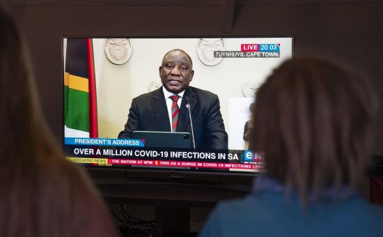 “정부 방역 조치를 따르세요”… 남아프리카 대통령, 눈물로 호소