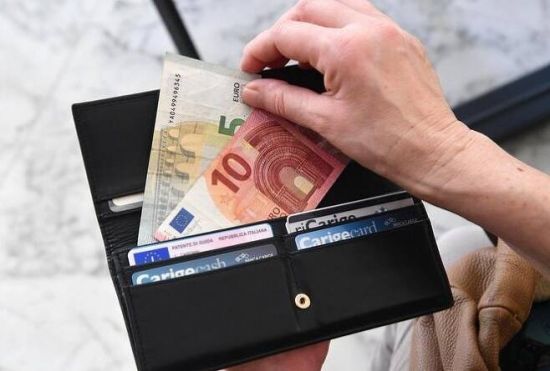 이탈리아 ATM에서 배출 된 수십 개의 지폐 … 해킹 가능성 조사