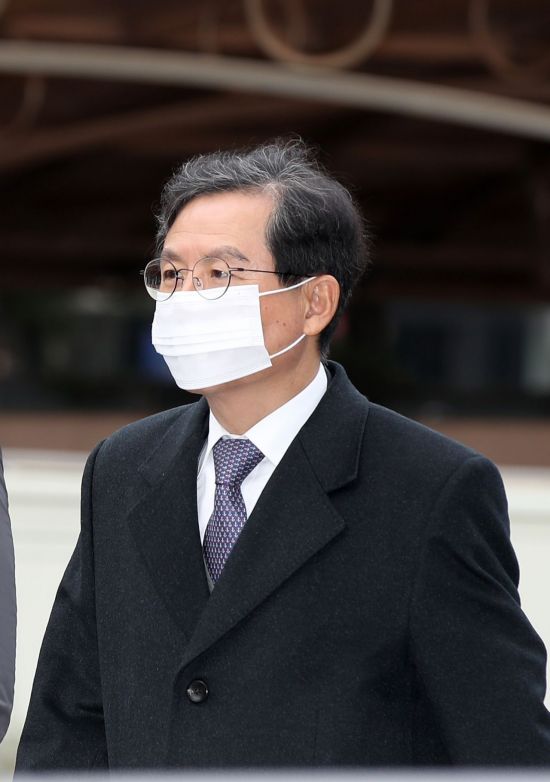 Former Daegu High Prosecutor General Yoon Gap-geun, denies the first court case