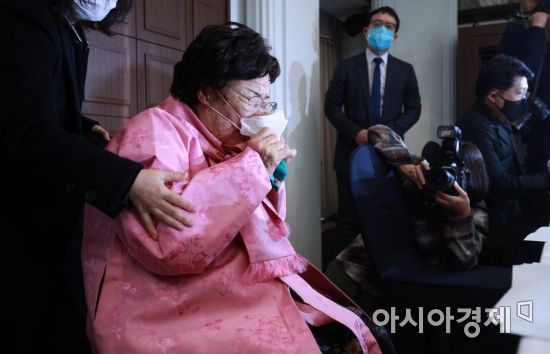Minister Jung Young-ae interviews Grandmother Lee Yong-soo on the third day