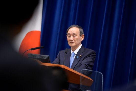 슈가 일본 총리 “예방 접종 차례를 기다린다”… 특전 논란 경계