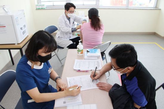 Naju City, First Vaccination of Corona 19 Vaccine Begins…  Over 2000 people