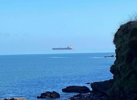 “Isn’t it Photoshop”… ‘A cargo ship floating in the sky’ appears on the coast of England
