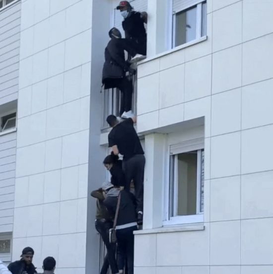 ‘Instant Human Ladder’ of 9 people saved from a French fire scene
