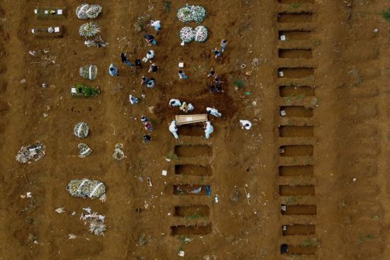“There is no more place to bury”…  Brazil digging up to the grave