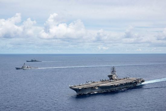 “미국 해군 구축함이 동중국 해 양쯔강 하구에 접근”