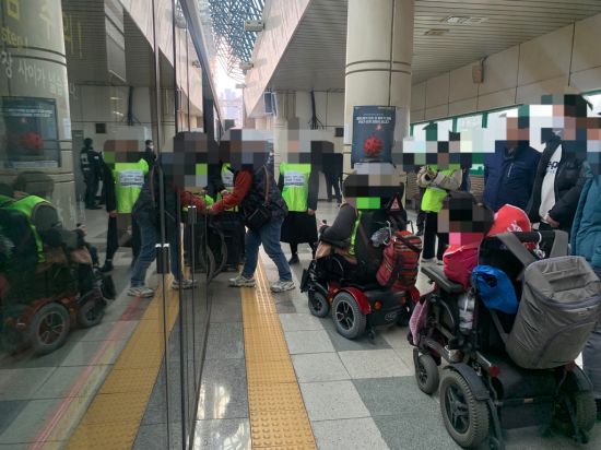 서울장애인차별철폐연대가 지난 2월10일 오후 3시께 4호선 당고개역에서 서울역까지 이동하며 시위를 하고 있다. [이미지출처=연합뉴스]