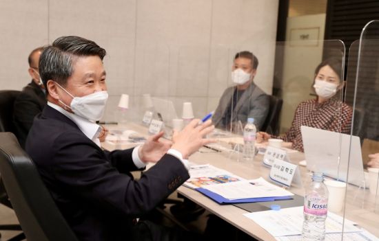 9일 열린 청년창업사관학교 졸업기업과의 간담회에서 김학도 이사장이 발언하고 있다.