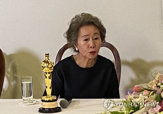 배우 윤여정이 미국 아카데미상 시상식이 끝난 뒤 주로스앤젤레스(LA) 총영사관에서 특파원단과 기자 간담회를 하고 있다. / 사진=연합뉴스