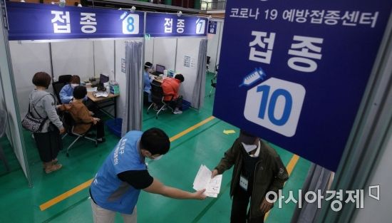 정부가 코로나19 백신 접종률을 끌어올리기 위해 '백신 접종자 인센티브' 제공 방안을 발표한 26일 서울 동대문구 예방접종센터에서 어르신들이 코로나19 백신 접종을 하고 있다. 코로나19 백신 1회 접종을 마친 사람은 다음달 1일부터 직계가족모임 인원제한(현재 8명)에서 제외된다. 7월부터는 공원·등산로 등 야외에서 마스크를 벗을 수 있고 식당·카페·결혼식장 등 실내외 다중이용시설과 종교기관 출입, 사적 모임 때 정해진 인원 제한에서도 제외된다./김현민 기자 kimhyun81@