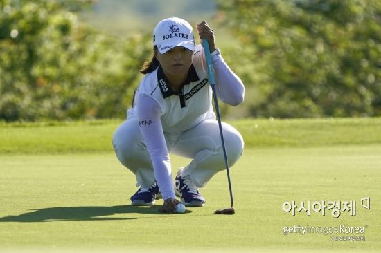 고진영 "1타 차 선두 질주"…전인지와 이정은6 공동 2위