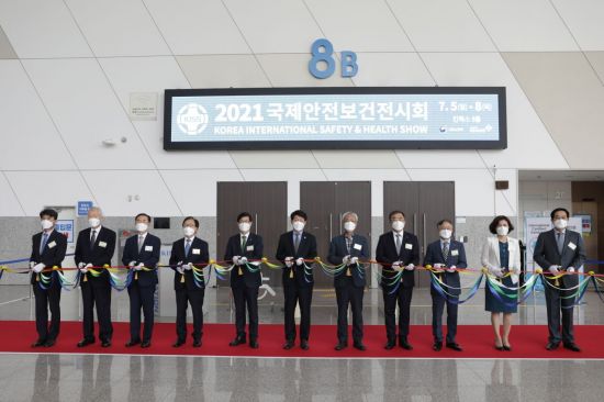 제54회 산업안전보건의 날 기념식이 5일 경기도 일산 킨텍스에서 열렸다.