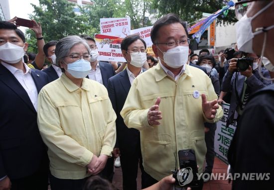 김부겸 국무총리가 2일 코로나19 확산의 기로에 서 있는 중차대한 시기임을 고려해 주말 대규모 집회 자제를 요청하기 위해 정은경 중앙방역대책위원장과 함께 민주노총을 방문하고 있다. [이미지출처=연합뉴스]