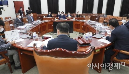 박지원 국가정보원장이 3일 국회에서 열린 정보위원회 전체회의에 출석, 회의를 준비하고 있다./윤동주 기자 doso7@