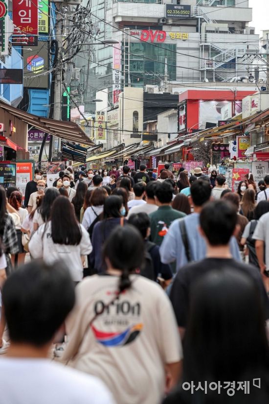 마포구 홍대입구역 인근을 찾은 시민들로 붐비고 있다. 아시아경제DB