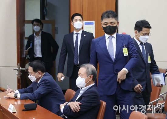 김범수 카카오 의장이 5일 국회에서 열린 국회 정무위원회의 공정거래위원회 등에 대한 국정감사에 출석하고 있다./윤동주 기자 doso7@