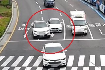 법규 위반하며 차선변경하는 차량에 고의로 충돌하는 피의자 차량. [이미지출처=부산경찰청]