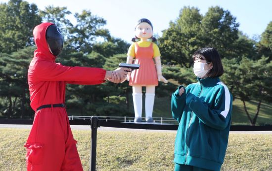 '오징어게임' 인기에…日 유력언론 "일본서 유래한 전통 놀이" 주장