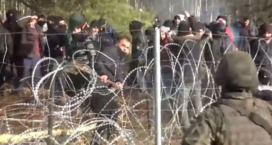 폴란드-벨라루스,'난민 떠넘기기' 분쟁 격화...국경서 7명 사망 