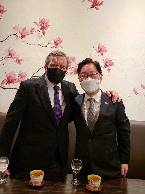 박범계 법무부 장관은 현지시간 13일 저녁, 독일 하노버에서 슈뢰더 전 총리와 간담회를 진행했다. / 법무부