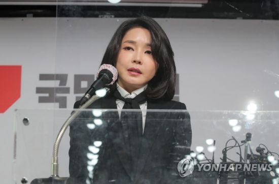 연일 김건희 '무속 논란'…與 "주술비선 선대위" vs. 野 "악의적 프레임" 공방