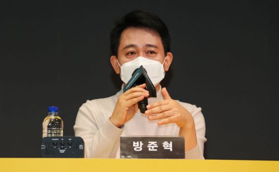 방준혁 넷마블 의장이 27일 오전 서울 구로구 지타워에서 열린 넷마블 비전 및 개발 신작 발표회 제5회 NTP(Netmarble Together with Press)에서 취재진 질문에 답하고 있다. [이미지출처=연합뉴스]