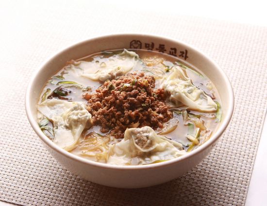 칼국수도 한 그릇 1만원 시대…'명동교자' 모든 메뉴 1000원↑ - 아시아경제