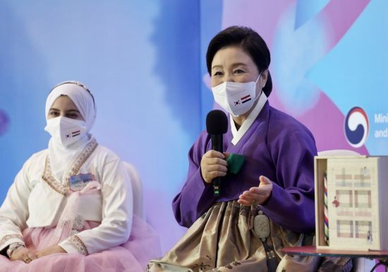 문재인 대통령의 부인 김정숙 여사가 지난 1월 이집트 카이로 한 호텔에서 열린 이집트 한국문화 홍보 전문가와의 간담회에서 발언하고 있다. [이미지출처=연합뉴스]