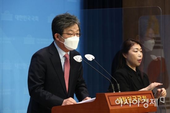 유 전 의원은 윤 대통령 탄핵 인용에 대한 의견도 내놨다. 그는 "우리(국민의힘)가 비상계엄에 대해, 탄핵에 대해, 윤석열 대통령과의 관계에 대해 분명하게 입장 정리를 해야 한다"고 강조했다. 그는 "만약 헌법재판소에서 탄핵이 인용돼 (윤 대통령이) 파면되면 두 달 안에 조기 대선을 치러야 하는데 그때 가서 갑자기 입장을 정하면 국민께서 그걸 납득해 주시겠느냐"고 지적했다. 윤동주 기자