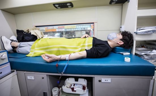 헌혈캠페인에 동참한 한 신도.