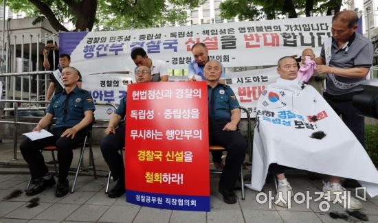 [포토] '경찰국 설치 반대' 삭발하는 경찰들