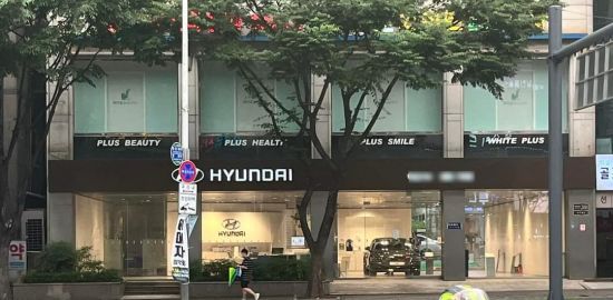 대전의 한 현대차 매장 모습. 전시장에 차량 한 대만 놓여 있다. / 사진=인터넷 커뮤니티 캡처