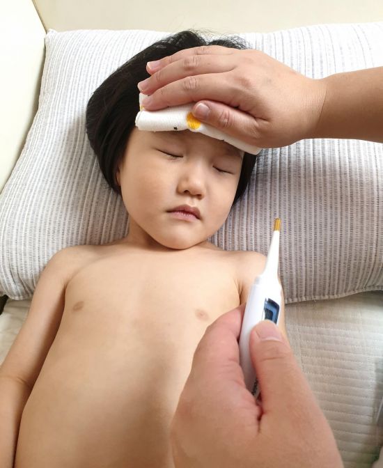 [콕!건강]감기·장염과 헷갈리기 쉬운 '뇌수막염'…여름철 어린이 주의해야