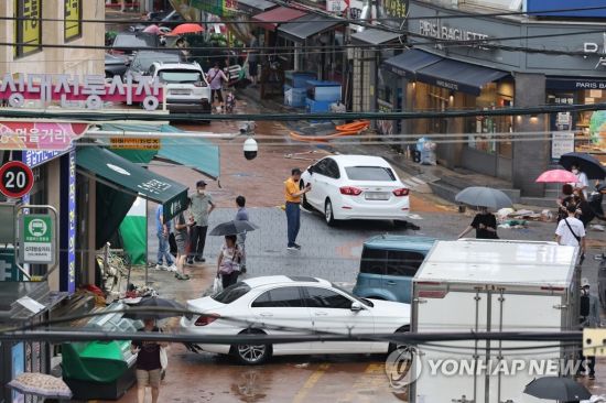 9일 오전 서울 동작구 신대방 삼거리 인근 도로에 간밤의 폭우에 침수된 차들이 뒤엉켜 멈춰 서 있다. [이미지출처=연합뉴스]