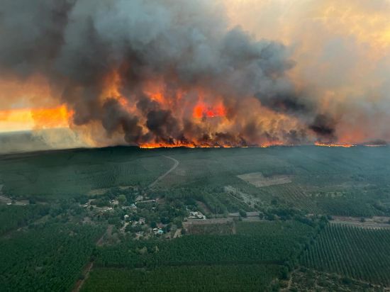 폭염·가뭄 이어 '괴물 산불'까지…'최악의 여름' 보내는 유럽
