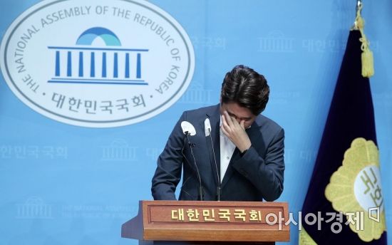 [포토] 기자회견 중 눈물 보이는 이준석