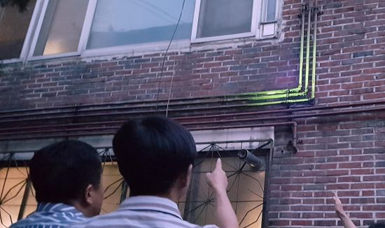 배관에 특수형광물질을 바른 모습. 사진=연합뉴스