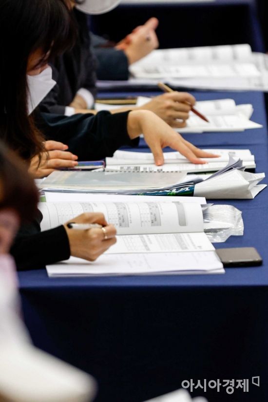 18일 서울 광진구 세종대학교 컨벤션홀에서 열린 '종로학원, 2023 정시 대입설명회'에 참가한 학부모들이 입시 관련 설명을 듣고 있다./강진형 기자aymsdream@