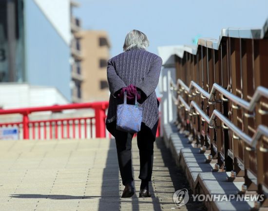 도쿄에서 홀로 걷는 노인 / 사진=연합뉴스