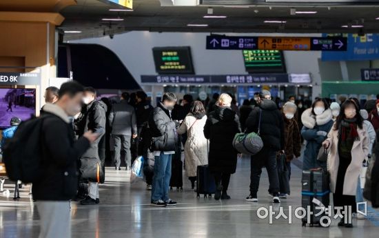 [포토]귀성객 및 여행객들로 붐비는 서울역
