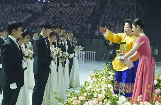 합동결혼식에서 성수 의식하는 한학자 총재 [사진제공=세계평화통일가정연합]