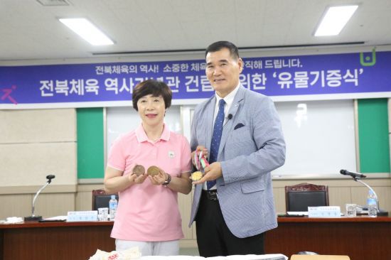 Shin Joon-seop, First Korean Olympic Gold Medalist in Boxing, Donates