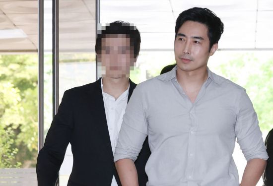 최근 법조계에 따르면, 전쟁 중인 우크라이나 무단 입국과 뺑소니 혐의로 1심에서 집행유예를 선고받은 해군특수전전단(UDT/SEAL) 대위 출신 유튜버 이근이 1심 판결에 불복해 항소했다. [사진출처=연합뉴스]