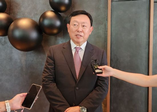 신동빈 롯데 회장이 22일 베트남 하노이 L7 바이 롯데 웨스트 레이크 하노이 호텔에서 기자들의 질문에 답변하고 있다[사진=김유리 기자].