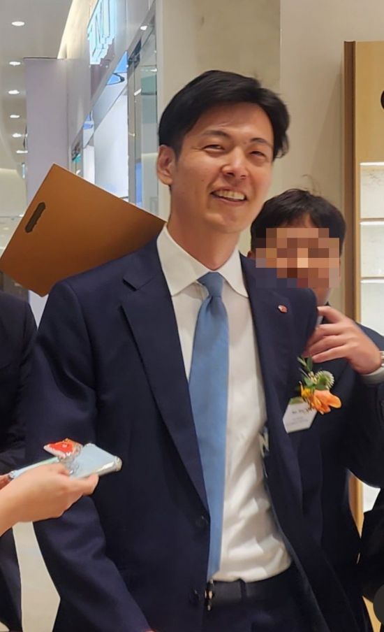 신유열 롯데케미칼 상무가 22일 '롯데몰 웨스트레이크 하노이' 오픈식 참석 후 이동하고 있다[사진=김유리 기자].